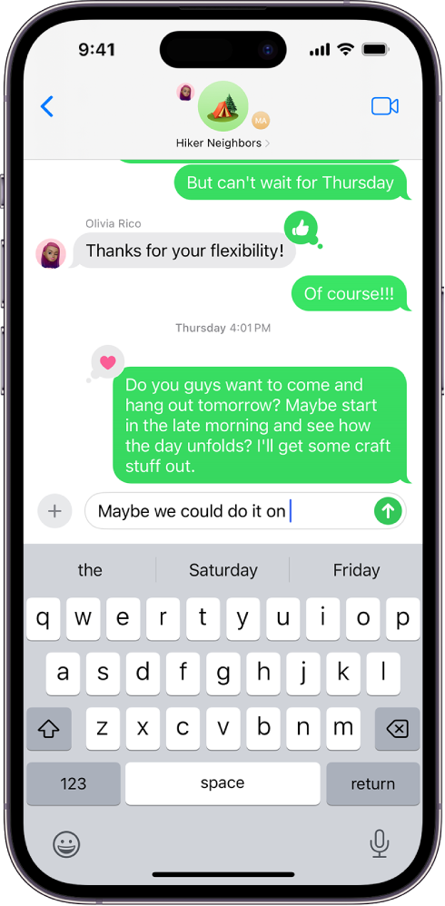 Grupas saruna lietotnē Messages. Ekrāna augšdaļā ir ikonas ar grupas dalībniekiem. Ekrāna apakšējā daļā ir redzama ekrāna tastatūra. Ziņu burbuļi ir zaļi, kas norāda, ka vismaz viena persona neizmanto iMessage.