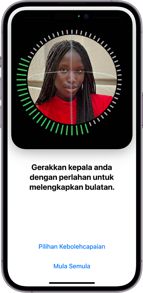 Skrin persediaan pengecaman Face ID. Muka ditunjukkan pada skrin, dikurung dalam bulatan. Teks di bawahnya mengarahkan pengguna untuk menggerakkan kepala mereka dengan perlahan untuk melengkapkan bulatan. Butang untuk Pilihan Kebolehcapaian kelihatan berdekatan bahagian bawah skrin, bersama butang Mula Semula.