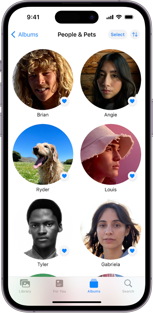 Photos အက်ပ်ရှိ People & Pets ဖန်သားပြင်။ ဖန်သားပြင်၏အောက်တွင် Albums ဘားကိုရွေးချယ်ထားသည်။