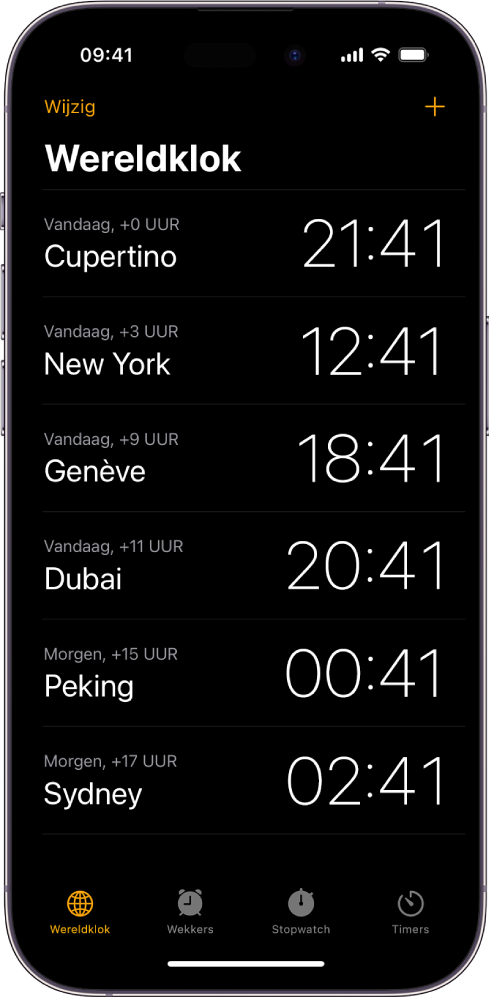 In het tabblad 'Wereldklok' zie je hoe laat het in allerlei steden is. Met de knop 'Wijzig' in de linkerbovenhoek kun je klokken anders rangschikken of verwijderen. Met de knop 'Toevoegen' in de rechterbovenhoek kun je meer klokken toevoegen. Onderin zie je de knoppen 'Wereldklok', 'Wekker', 'Stopwatch' en 'Timer'.