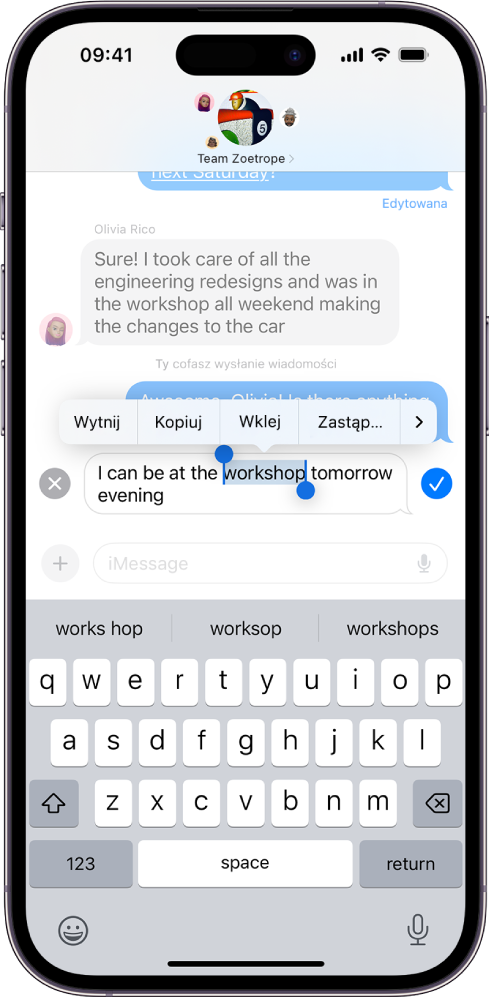 Rozmowa w aplikacji Wiadomości z edytowaną ostatnią wiadomością. Dolną połowę ekranu zajmuje klawiatura ekranowa. Wzdłuż górnej krawędzi klawiatury widoczne są sugestie zastąpienia wyróżnionego słowa. Większa część rozmowy jest jaśniejsza, wyjątkiem jest określona wiadomość, która jest edytowana.