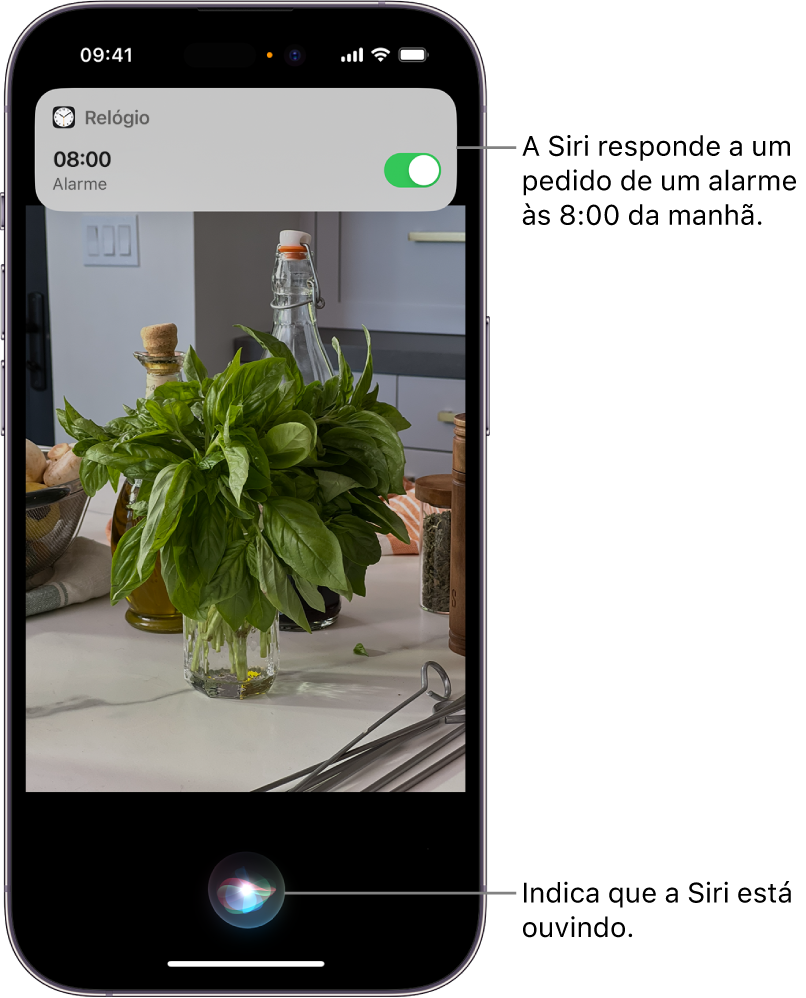 Tela do iPhone. Perto da parte superior da tela, uma notificação do app Relógio mostra que um alarme está ativado para as 8 horas da manhã. Um ícone na parte inferior da tela indica que a Siri está ouvindo.