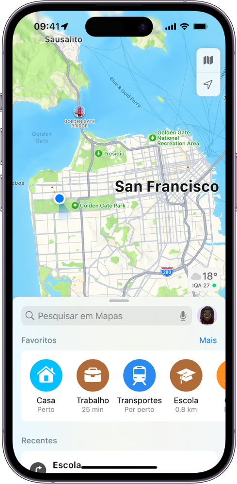 O ecrã da aplicação Mapas a mostrar o campo de pesquisa na metade inferior do ecrã. Por baixo do campo de pesquisa encontram-se os seguintes locais guardados nos Favoritos: Casa, Trabalho, Transportes e Escola.