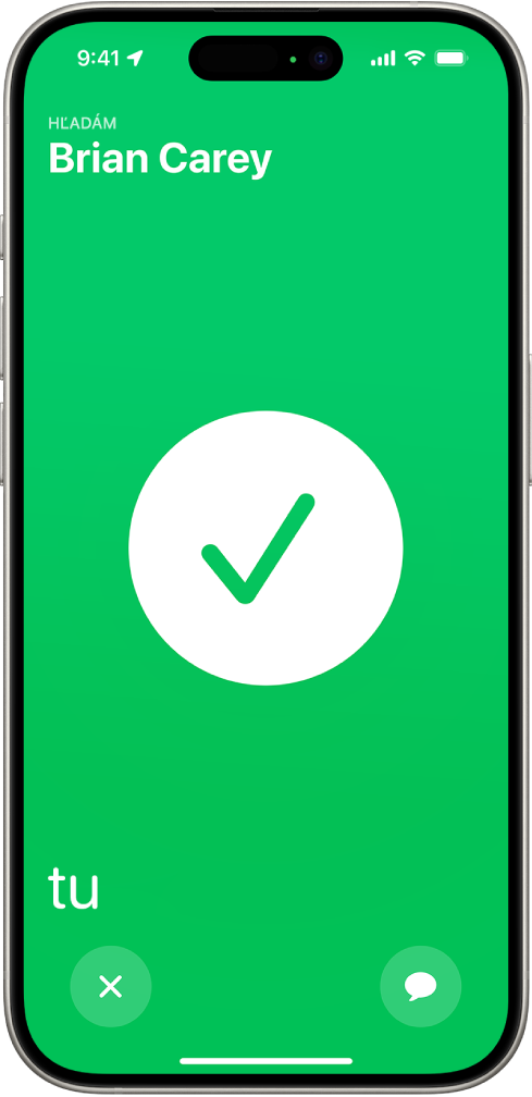 Obrazovka iPhonu zafarbená nazeleno s veľkým symbolom zaškrtnutia v strede. V ľavom hornom rohu je meno hľadanej osoby a v ľavom dolnom rohu je slovo „horí“, ktoré naznačuje, že stretnutie bolo úspešné.