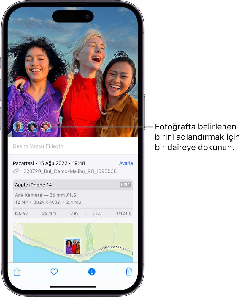 iPhone ekranının üst yarısında, Fotoğraflar uygulamasında açılmış bir fotoğraf gösteriliyor. Ekranın alt yarısında, yukarıdan aşağıya doğru tarih ve saat, dosya adı, iPhone modeli ve kamera ayarları ve bir harita da dahil olmak üzere fotoğraf bilgileri gösteriliyor. Ekranın en altında, soldan sağa doğru Paylaş düğmesi, Favori Yap düğmesi, Bilgi düğmesi ve Sil bulunuyor. Bilgi düğmesi seçili.