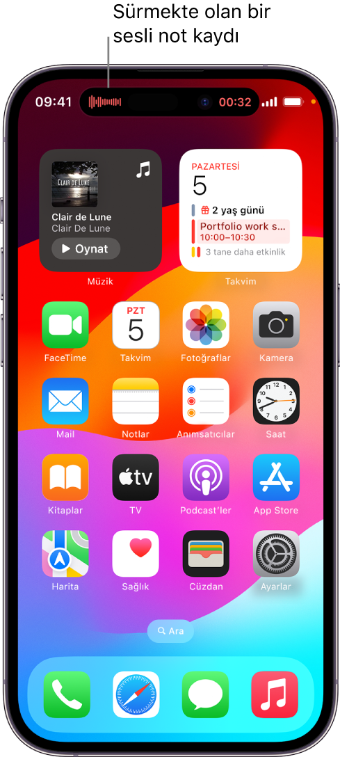 Ekranın en üstündeki Dynamic Island’da canlı bir sesli not kaydını gösteren iPhone 14 Pro ana ekranı.