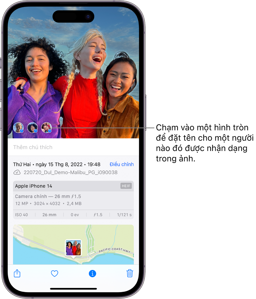 Nửa trên của màn hình iPhone hiển thị một ảnh được mở trong ứng dụng Ảnh. Nửa dưới của màn hình hiển thị thông tin về ảnh từ trên xuống dưới bao gồm ngày và giờ, tên tệp, kiểu máy iPhone và cài đặt camera và một bản đồ. Từ trái sang phải ở cuối màn hình là nút Chia sẻ, nút Mục ưa thích, nút Thông tin và Xóa. Nút Thông tin được chọn.