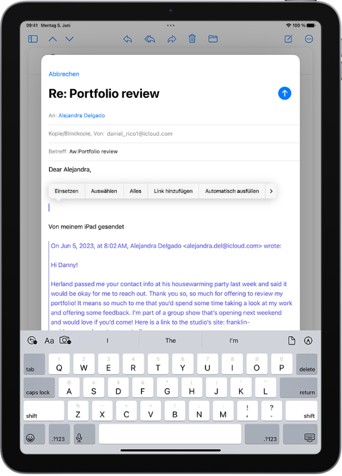 Ein E-Mail-Entwurf in der App „Mail“. Über der Tastatur befinden sich Optionen zum Hinzufügen von Anhängen.