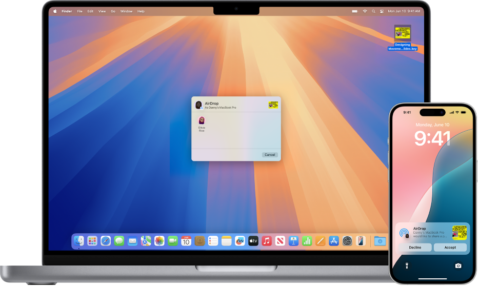 Hay un Mac junto a un iPhone. La ventana AirDrop se abre en el escritorio del Mac, lista para compartir un documento con el iPhone y otro MacBook Pro (no se muestra en la imagen). Pantalla de bloqueo del iPhone que muestra una notificación acerca de un documento recibido.