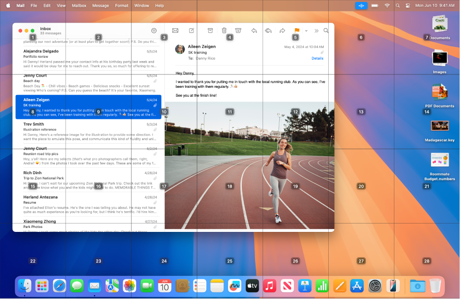 L’app Mail ouverte sur le bureau Mac, avec une grille superposée. La grille divise le bureau en sept colonnes et quatre rangées. Chaque cellule est numérotée de 1 à 28. L’icône de Contrôle vocal se trouve dans la barre des menus.