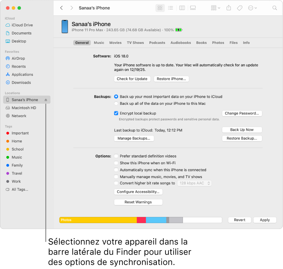 Un appareil sélectionné dans la barre latérale du Finder et les options de synchronisation s’affichant dans la fenêtre.