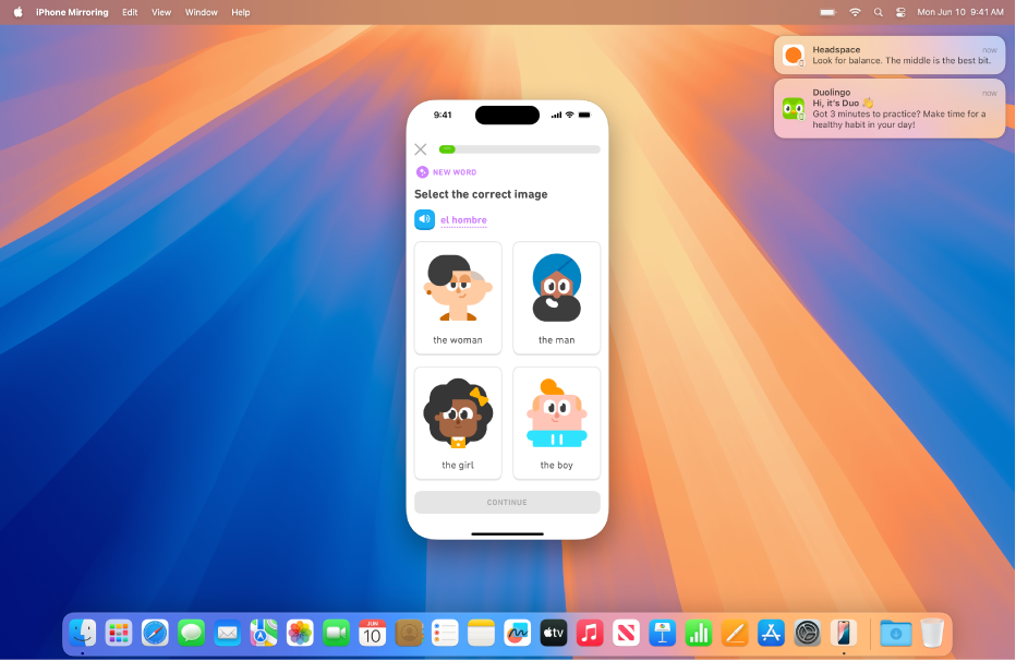 Desktop Mac yang menampilkan layar iPhone di bagian tengah dan pemberitahuan dari iPhone di pojok kanan atas layar.