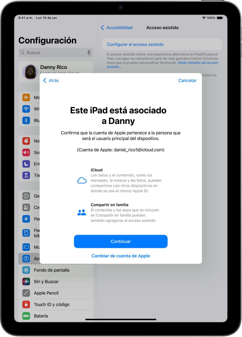 Un iPad mostrando la cuenta de Apple asociada con el dispositivo e información sobre las funciones de Compartir en familia y iCloud que pueden usarse con el acceso asistido.