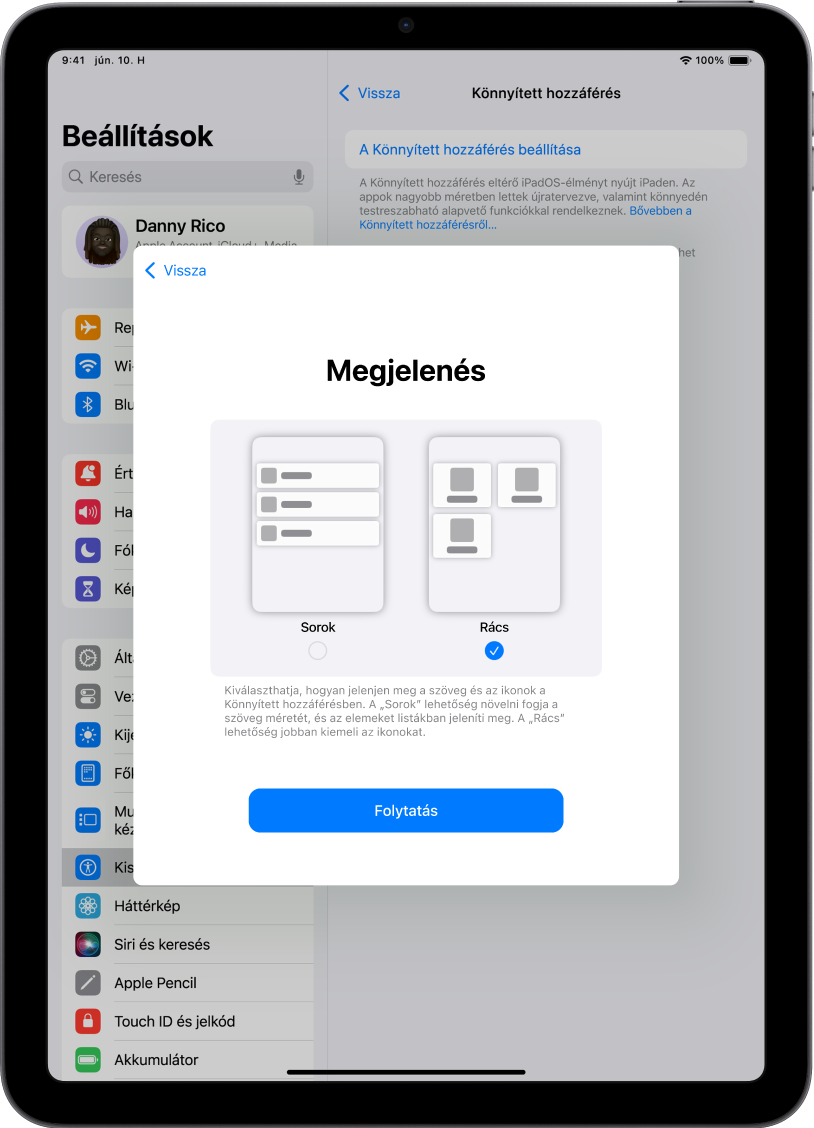 Egy Könnyített hozzáféréshez beállítás alatt álló iPad, a tartalmak könnyen olvasható listában vagy a képeket és ikonokat kiemelő nagy rácsban történő megjelenítésének kiválasztására szolgáló lehetőségekkel.