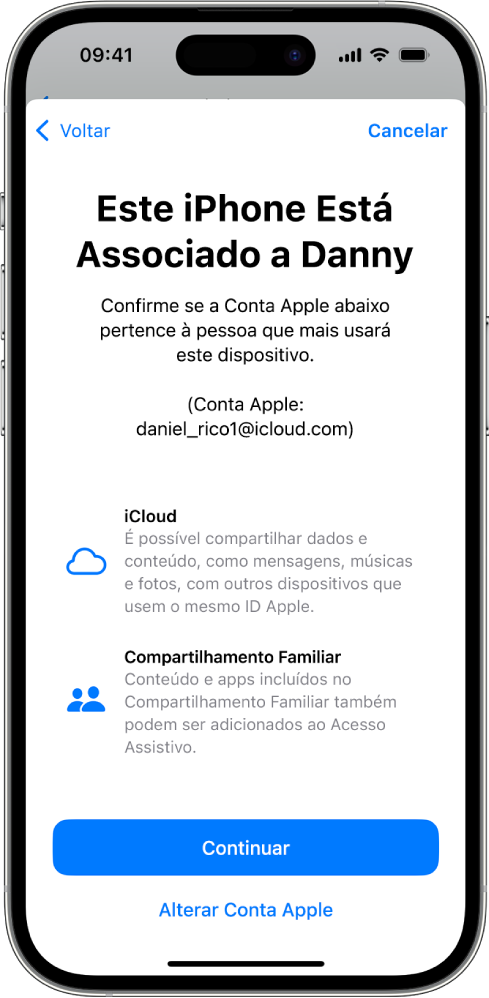 iPhone mostrando a Conta Apple associada ao dispositivo e informações sobre os recursos do iCloud e do Compartilhamento Familiar que podem ser usados com o Acesso Assistivo.