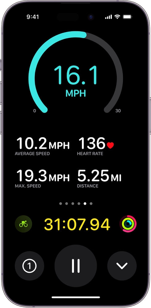 Un entreno de bici en curso aparece como una actividad en directo en el iPhone y muestra la velocidad, la velocidad media, la frecuencia cardiaca, la velocidad máxima, la distancia recorrida y el tiempo total transcurrido.