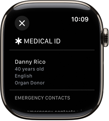 L’écran Fiche médicale sur l’Apple Watch, qui affiche le nom de la personne, son âge, sa langue, son statut de donneur d’organes et ses contacts en cas d’urgence.