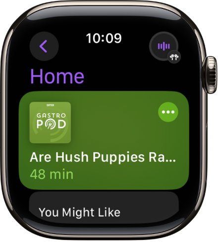 U aplikaciji Podcasti na Apple Watchu prikazuje se zaslon Početna stranica i omot podcasta. Dodirnite omot za reprodukciju epizode.