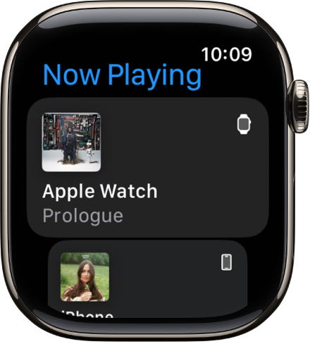 A aplicação A reproduzir com uma lista de dispositivos. A música que está em reprodução no Apple Watch está na parte superior da lista. Uma entrada do iPhone encontra-se abaixo.