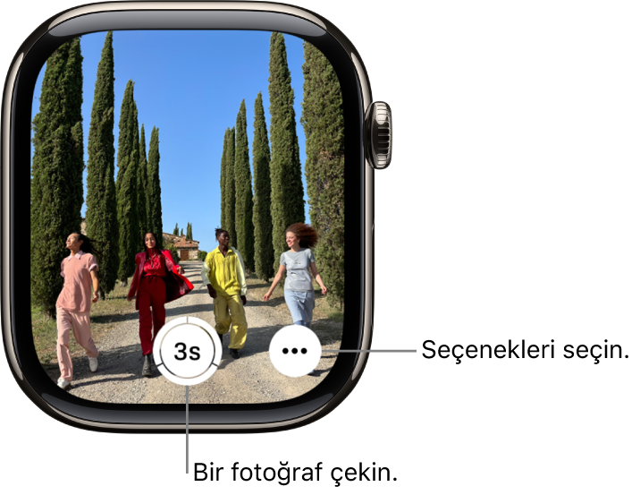 Apple Watch ekranında iPhone kamerasının görüntüsü gösteriliyor. Deklanşör düğmesi alt ortada. Daha Fazla Seçenek düğmesi sağ altta.