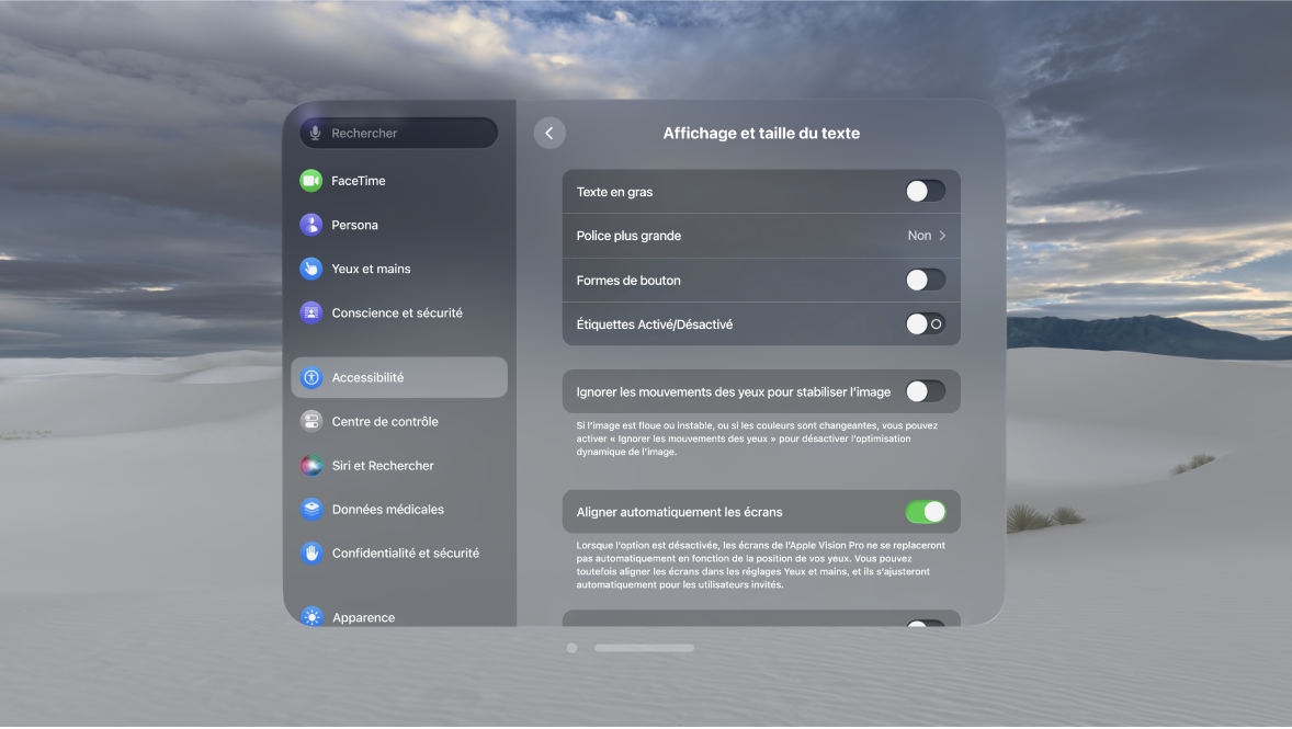Les réglages Affichage et taille du texte sur l’Apple Vision Pro, qui montrent les commandes permettant d’activer Texte en gras, Ignorer les mouvements des yeux, Augmenter le contraste de la cible, etc.