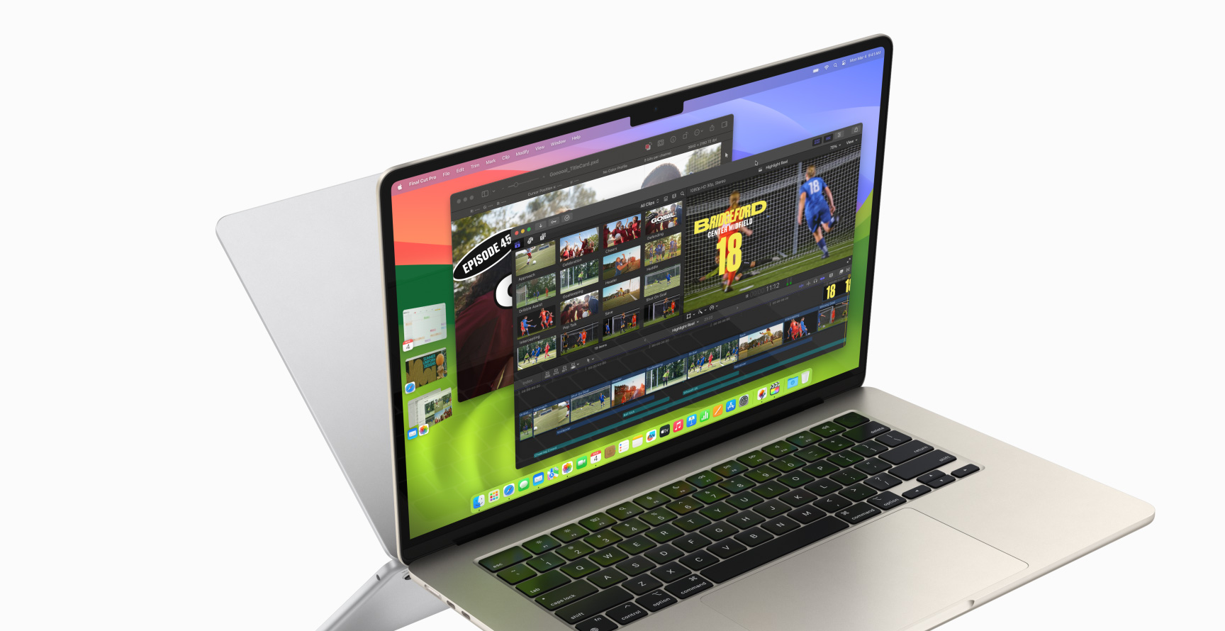 Otevřený MacBook Air, na kterém je vidět Final Cut Pro a Pixelmator Pro, zatímco v levé části obrazovky jsou otevřené aplikace Kalendář, Safari, Mail a Fotky. Za prvním MacBookem Pro je vidět zadní strana druhého a obrázek tak působí dojmem zrcadlového otočení.