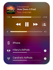 Die Apple Music Oberfläche auf dem iPhone zeigt zwei Paar AirPods, auf denen derselbe Song von einem Gerät zu hören ist. Beide AirPods haben individuelle Lautstärkeeinstellungen.