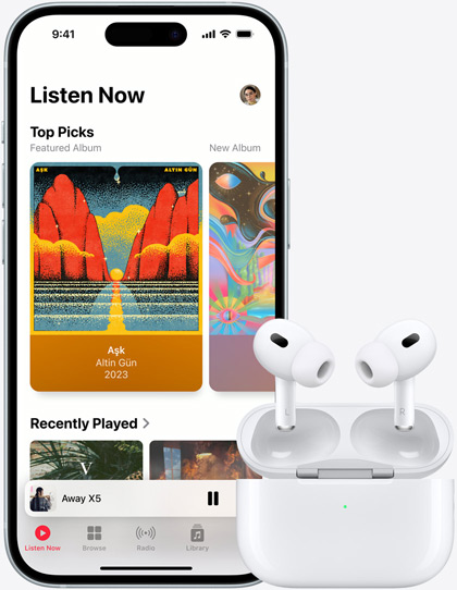 Ein iPhone 15 spielt Musik neben AirPods