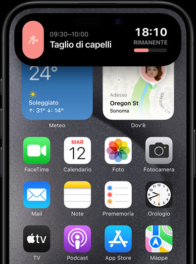 Dynamic Island su iPhone 15 Pro con il risultato di una partita in tempo reale