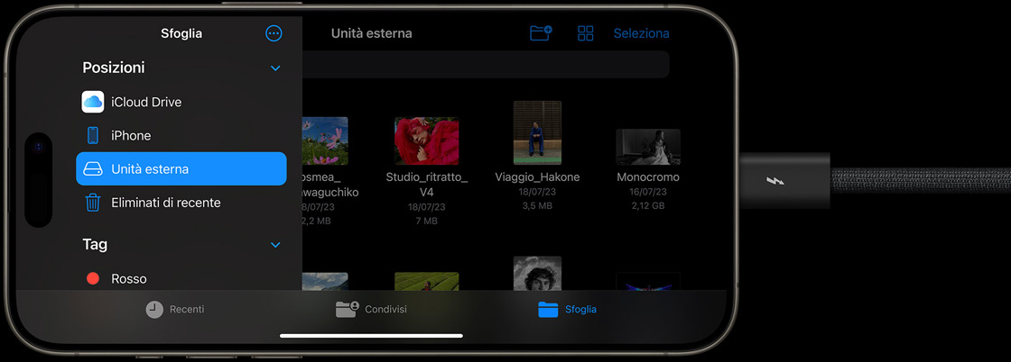 Un iPhone 15 Pro che trasferisce fila a un’unità di archiviazione esterna via USB-C