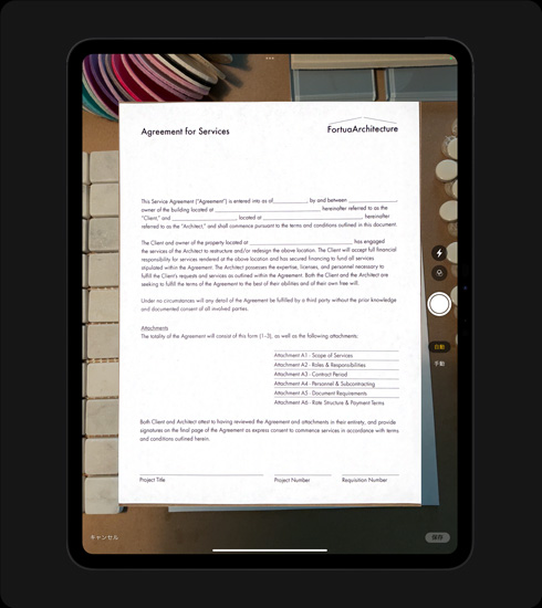 縦向きのiPad Pro、書類をスキャンしている