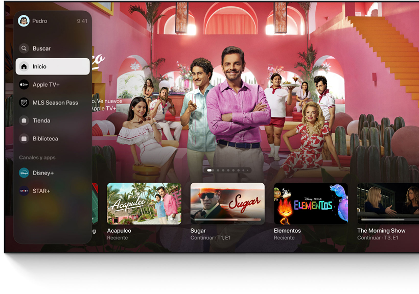 Una televisión de pantalla plana muestra la interfaz de la pantalla de inicio de la app Apple TV