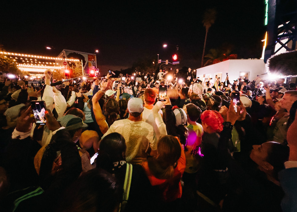 Una multitud se reúne a la noche en la línea de partida de la carrera de The Speed Project.