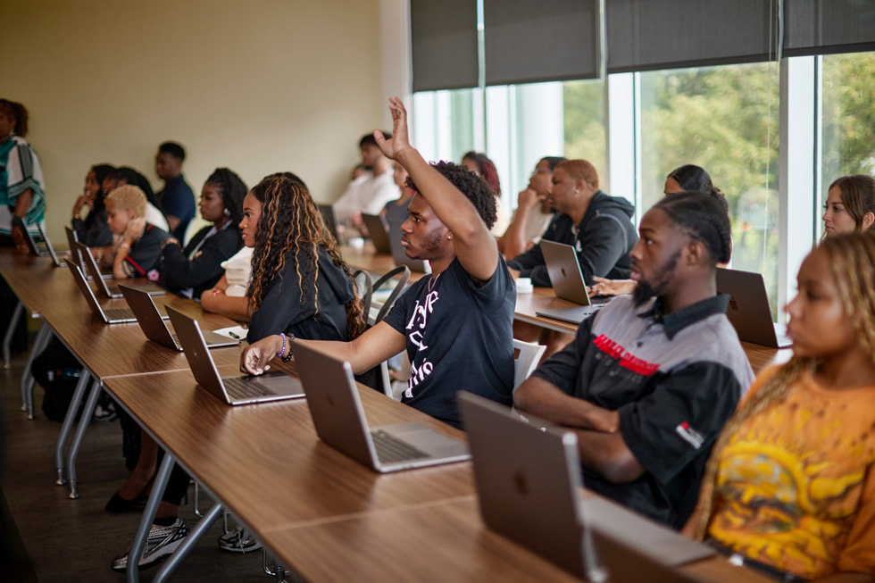 Studierende sitzen während des PROPEL Center Arts & Entertainment Industry Accelerator an Tischen auf dem Campus der Tennessee State University.
