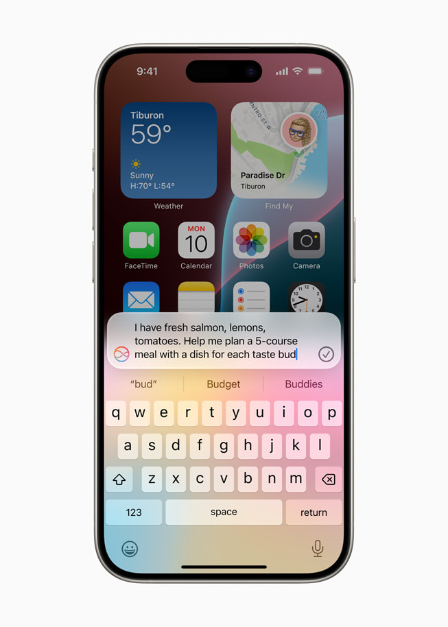 En iPhone 15 Pro-bruker skriver inn følgende tekst til Siri: «Jeg har fersk laks, sitroner og tomater. Hjelp meg med å planlegge et femretters måltid med en rett for hver smaksløk.» 