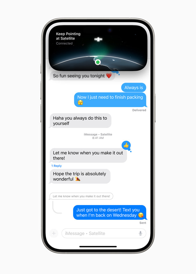 Een gesprek in iMessage op een iPhone 15 Pro, met een satellietsymbool en de woorden ‘Keep Pointing at Satellite… Connected’ in het Dynamic Island.