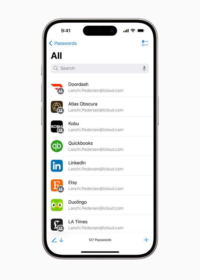 De Passwords-app op een iPhone 15 Pro, met een lijst appsymbolen van onder andere Door Dash, Atlas Obscura en LinkedIn.