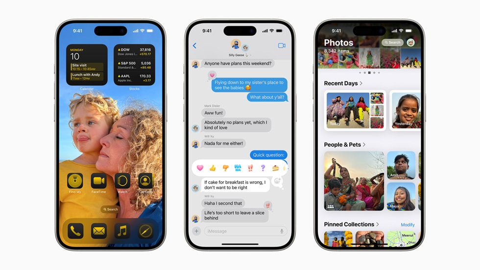 Drie iPhone 15 Pro-modellen naast elkaar. Op de eerste wordt een aangepast beginscherm weergegeven, op de tweede de verbeterde tapbacks in Berichten en op de derde de vernieuwde Foto’s-app. 