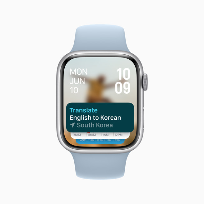 In de Vertaal-app op Apple Watch Series 9 wordt een gebruiker gevraagd om een vertaling van het Engels naar het Koreaans te starten.