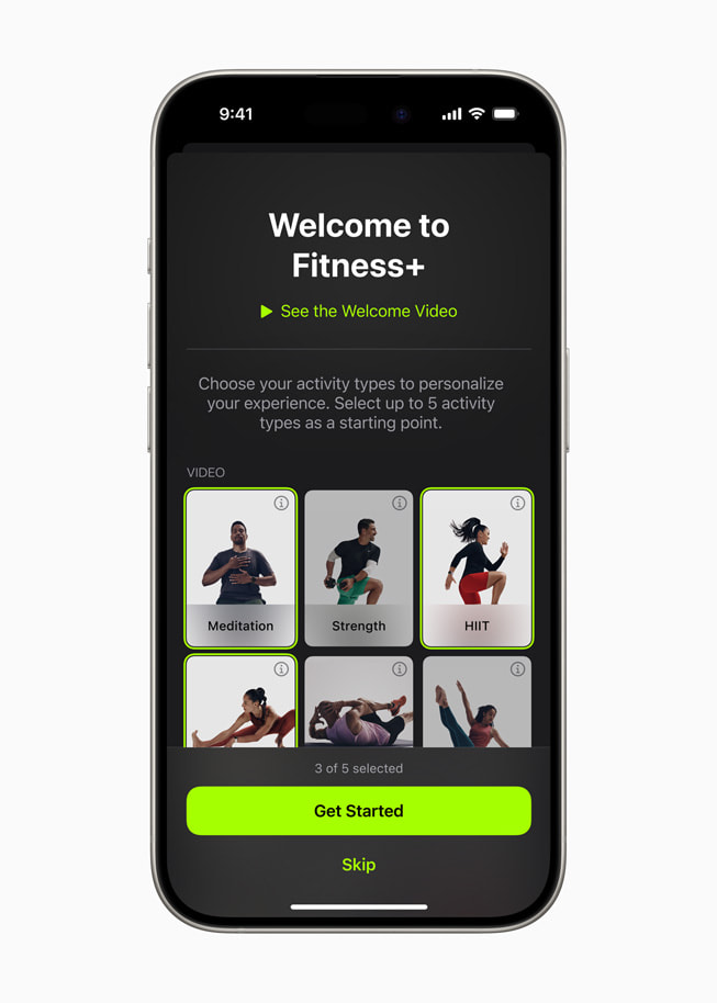 Het welkomstscherm van het vernieuwde Apple Fitness+ op een iPhone 15 Pro.