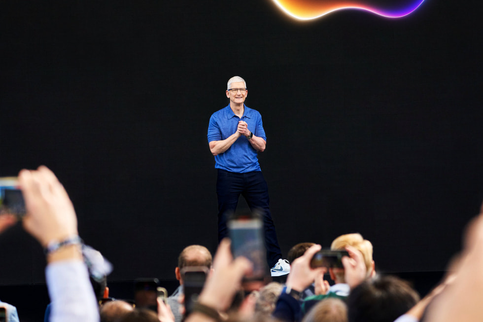 Tim Cook am Eröffnungstag der WWDC24 auf der Bühne im Apple Park.