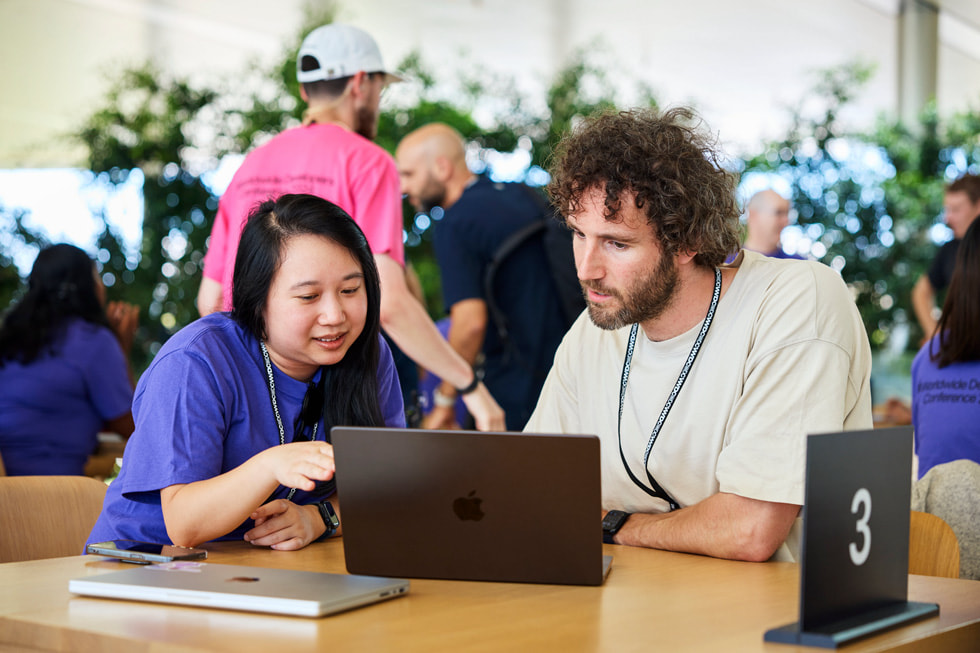 Ein Entwickler im Gespräch mit einer Apple Expertin. 