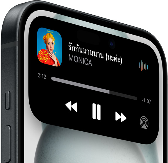 iPhone 15 แสดง Dynamic Island ที่ขยายออกขณะเล่นเพลง