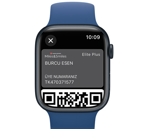 Bir Apple Watch’un önden görünümü. Bir kişi Apple Pay ile ödeme yapıyor.