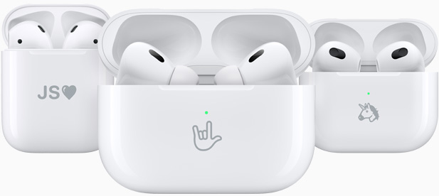 Três Caixas de carregamento de AirPods gravadas com emojis: iniciais, o sinal “Amo-te” em linguagem gestual americana e um unicórnio.