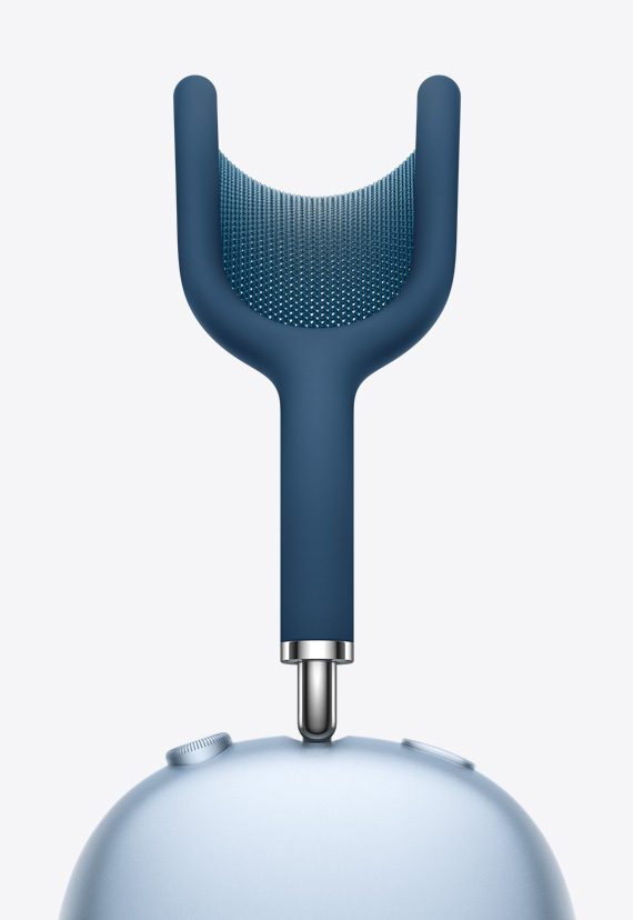 Pormenor da malha de rede esticada no arco que curva em forma de Y, descendo para um braço telescópico que se liga às conchas dos AirPods Max em azul‑céu.