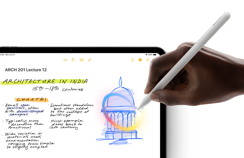 Tangan yang memegang Apple Pencil menggambar lingkaran di sekeliling sketsa di aplikasi Catatan pada iPad.