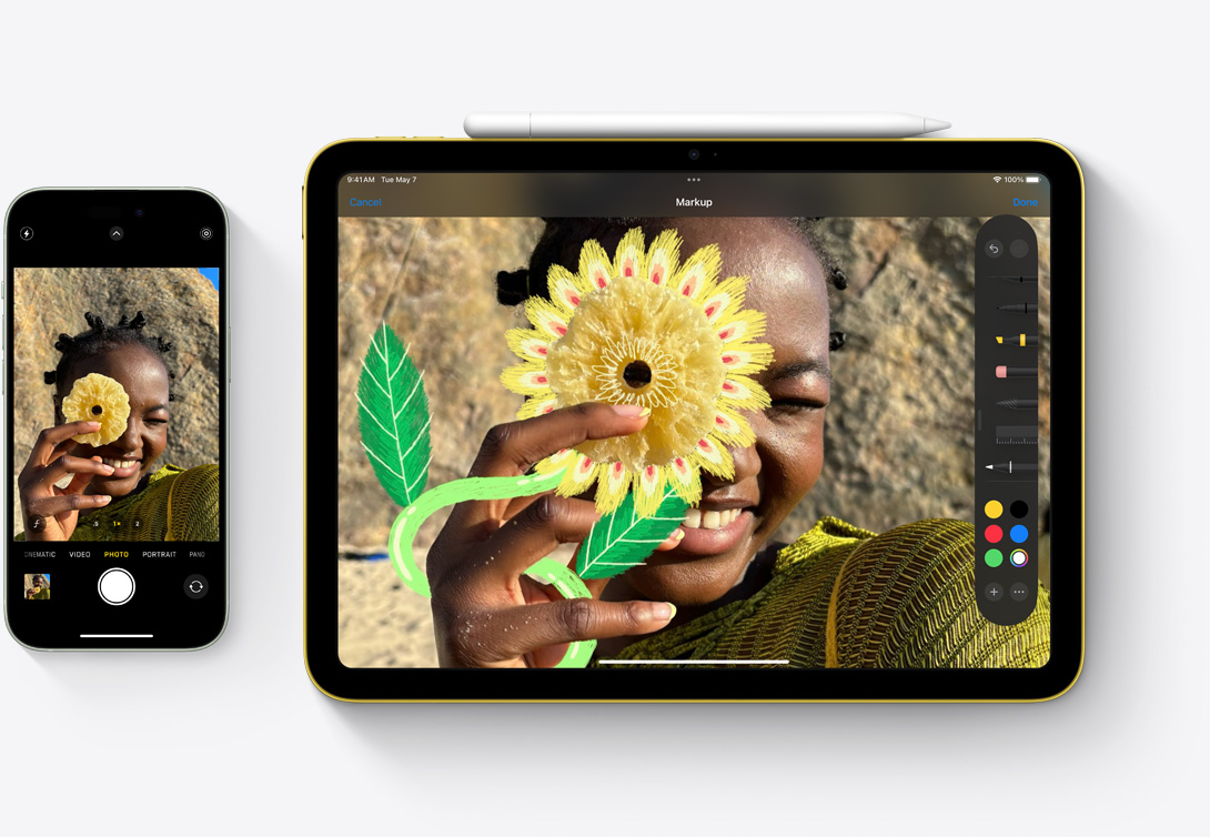 iPhone 15 和 iPad 並排，展示由 iPhone 相機拍攝的相片可以在 iPad 的相片 app 上做標記。