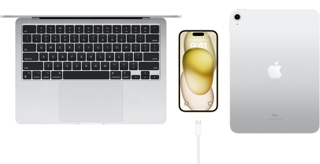 Vedere de sus a MacBook Pro, iPhone 15 cu un conector USB-C și iPad