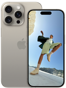 Πίσω όψη ενός iPhone 15 Pro Max 6,7 ιντσών και μπροστινή όψη ενός iPhone 15 Pro 6,1 ιντσών σε Φυσικό Τιτάνιο.